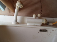既存の洗面化粧台の水栓部分。同じマンション内の知人宅で洗面化粧台の不具合が生じた際、部品交換できるよう、水栓部分だけ、保存しておかれるそうです。