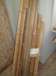 お客様が釘抜き作業をされる前の、壁下地に使われていた木材。大工さんが、お客様の希望される長さに、これから切断していき…