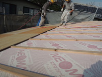 新しい屋根材の下地となる合板を張っています。