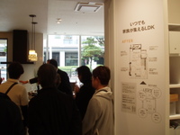 横浜にあります、メーカーさんのショウルームフェアにて、お客様と共に、インテリア例として施工してある最新の住宅設備を見な…