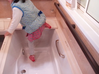 リクシル藤沢ショールームで開催されましたフェアにて、オーナー様のご家族が、楽しみながら最新の浴槽の使い心地を体験され…
