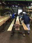 湘南　久保田工務店の作業場で、大工さん達が加工をしている様子。湘南地域でも、大工さんがこのような作業場で木材を加工す…