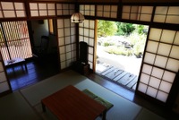 和室から日本庭園を望む。元々の古民家の雰囲気を残しつつ、のんびりと滞在できる気もちのいい空間へリノベーション。