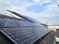 架台の上に太陽光パネルの設置を完了しました。