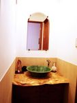 とちの木のこぶの一枚板で作られたカウンターには、大工の久保田保二が製作した手洗い器を据付しました。