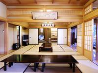 百数十名の方が来られることもある三室続きの間。京壁塗りで、格式のある仕上げとなっています。