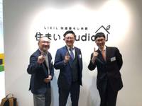 新宿にありますLIXIL（リクシル）さんの住まいStudioの前で記念撮影。この後、弊社ホームページの事例発表。