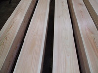 久保田工務店の作業場で、大工さん達の手により、鉋削りで仕上げられた尾鷲（おわせ）檜（ひのき）光沢感、手触りの良さ、木の温もりの極みです。