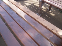 板塀の米杉材に、木材保護塗料を下塗りしているところです。