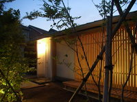 格子夕景/ファザードの木格子は、雨戸と戸袋を兼用させています。
