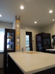 コントラストがはっきりした配色のスタイリッシュなキッチン空間に、平田タイルの壁がアクセントとして、きいています。