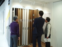 内装ドアのバリエーションが一目でわかるコーナー。湘南・藤沢のメーカーさんのショウルーム見学会。最新のドアは、好きな色に塗るこ…