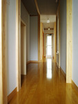 既存の箪笥を置けるスペースを確保し、できる限り廊下の幅を広くしてあります。
