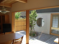 和室の丸窓が、立面のアクセントになっている神奈川建築コンクールの奨励賞を受賞された住まいです。