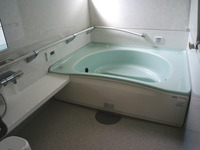３５ｃｍのイスの高さを基本に、カウンターまわりが設計された浴室。立ち座りの動作そのものがラクになります。