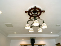 客間の照明天井部分には、レーザー加工された中心飾りが施されています。