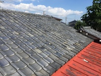 屋根ビフォアー。瓦は重量があるため、耐震性能向上のため、瓦風のガルバリウム鋼板の製品を使用することになりました。