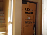 住居部分の玄関には、LIXIL（リクシル）断熱玄関ドア　ジエスタを採用。柿渋調に合わせ、ベランダ手摺も同色で取付予定です。
