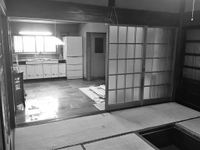 改修前。八帖あった畳を撤去。仏壇やＴＶ台、本棚などが置かれていた部屋と撤去前のキッチン。