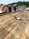屋根の上葺きを撤去。だんだんと、蔵の屋根の下地へと撤去工事は進んでいきます。