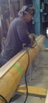 湘南　久保田工務店の作業場にて、大工さんがひのきの丸太を加工しています。かぶき門の柱として、湘南のお施主様宅にて据付ら…