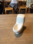 初めてのコトにチャレンジ。毎日使うトイレの多くは、陶器でできています。陶器の元は、土。ミニチュアトイレの絵付け体験を通…