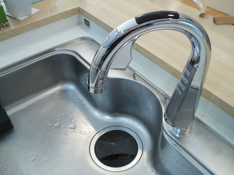 water tap,スリムセンサー水栓 節水モード リセット,タッチレス水栓はセンサーに軽く手をかざすだけ。濡れた手や汚れている手で触らないので清潔。タッチレス水栓の設置、非接触型設備の設置、菌・ウイルス拡散防止工事、新たな日常に資する追加工事、１年に１度、東京ビッグサイトで開催されておりますLIXIL（リクシル）リフォームフェアにて。エクステリアリフォームに関する空間展示…,個人工務店,「非接触の暮らし」 への貢献,報告・連絡・相談の七割、全自動おそうじトイレ　アラウ―ノ等、テクノロジーが詰まった最新の設備機器を館内ツアーで…グルテンフリー・パンプキンパイ、家事負担を軽減して、気もちまでラクに。流すたびに泡が自動でお掃除…長い長い揺れを感じた大きな地震と南海トラフ地震の被害想定と海抜表示、このスリムセンサー水栓が実際に使えるＰカフェでは、キッチン用オールインワン浄水栓「ＡＪタイプ」のお問い合わせは下記からどうぞ！パナソニック スリムセンサー水栓 口コミ,アレスタ木目調キッチンブログ,知人からの直接の紹介・推薦、近所にある、担当者の人柄、技術力・施工力、実績、茅ヶ崎久保田工務店のバスツアー,スリムセンサー水栓 ブログ、湘南で、リフォームのことなら、久保田工務店の家へ。ハンズフリー 水栓 節水 効果、アレスタ ダークローズ,タッチレス水栓 ハンズフリー水栓の違い,トクラス ブログ(エコリフォーム)