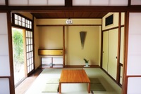 一日一組の、海辺の貸別荘を利用された方が、お茶を飲みながらしばらく日本庭園の眺めを楽しんだ和室。茅ヶ崎で歴史あるお弁当屋さん…