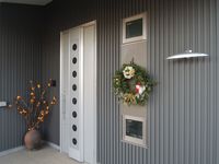 奥様手づくりのクリスマスリースが飾られている玄関。